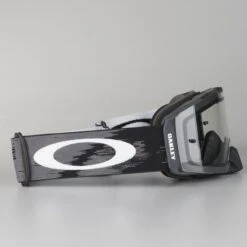 Oakley Goggles Front Line MX Matte Black Speed W/clear Visor -Optimaal Motoruitrusting Winkel ec10f79356ef27b3c67508e4ca9e78910e156107 2 670 7087 01 oct272017 2