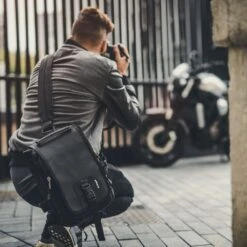 Kriega Sling Messenger Bag 9 Kriega Sling Messenger Bag -Optimaal Motoruitrusting Winkel kriega sling edc lifestyle1 1