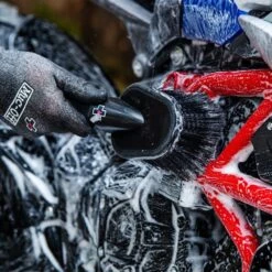Muc-Off Zachte Wasborstel 8 Muc-Off Zachte Wasborstel -Optimaal Motoruitrusting Winkel muc off brush individual soft washing 4