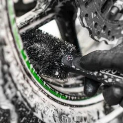 Muc-Off Basis Motorfiets Onderhoudspakket -Optimaal Motoruitrusting Winkel muc off brush individual wheel component 3 1