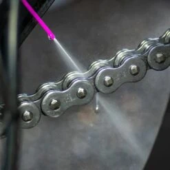 Muc-Off Wet Chain Lube Kettingspray 400ml 8 Muc-Off Wet Chain Lube Kettingspray 400ml -Optimaal Motoruitrusting Winkel muc off chain lube wet westher 400ml 3