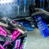 Muc-Off Helm- En Vizierreiniger 250ml -Optimaal Motoruitrusting Winkel muc off helmet visor cleaner 250ml 2